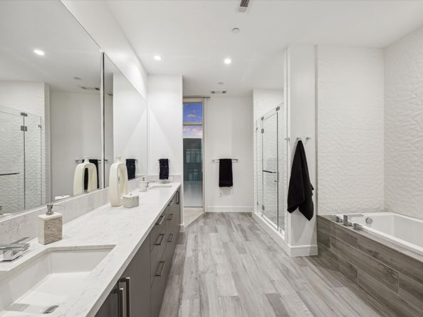 4521 San Felipe Street 23045, Houston TX 77027