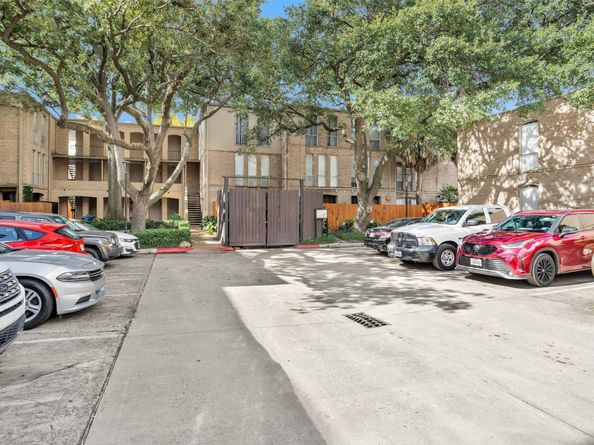 4637 Wild Indigo Street 422, Houston TX 77027