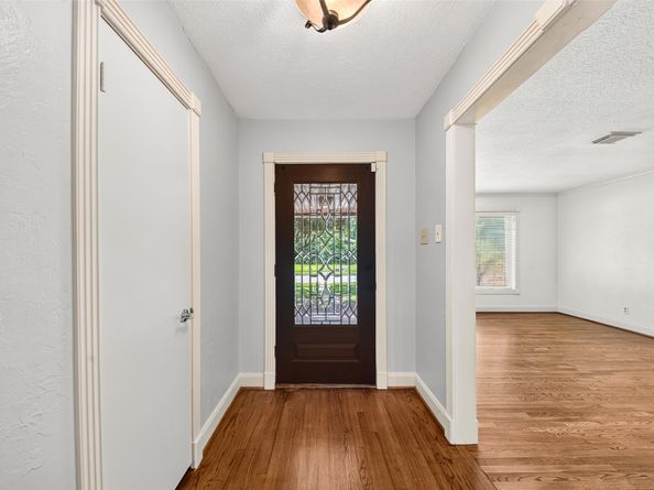 5262 Briarbend Drive, Houston TX 77096