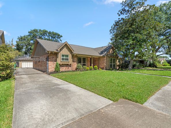5834 Braesheather Drive, Houston TX 77096
