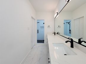 5019 Creekmont Drive, Houston TX 77091