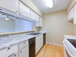 3055 Walnut Bend Lane 21, Houston TX 77042