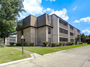 3055 Walnut Bend Lane 21, Houston TX 77042