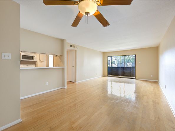 3055 Walnut Bend Lane 21, Houston TX 77042