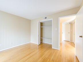 3055 Walnut Bend Lane 21, Houston TX 77042