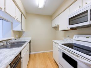 3055 Walnut Bend Lane 21, Houston TX 77042