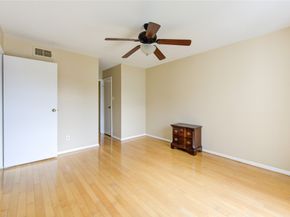 3055 Walnut Bend Lane 21, Houston TX 77042