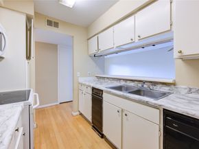 3055 Walnut Bend Lane 21, Houston TX 77042