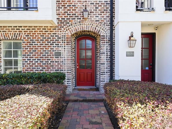 2027 Fannin Station, Houston TX 77045
