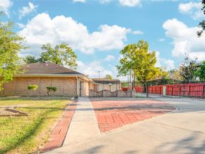 902 Ashford Parkway Parkway, Houston TX 77077