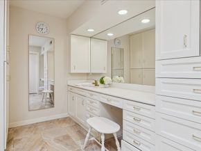 10 S Briar Hollow Lane 50, Houston TX 77027