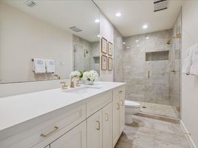 10 S Briar Hollow Lane 50, Houston TX 77027