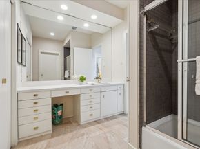 10 S Briar Hollow Lane 50, Houston TX 77027