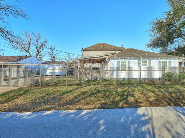 726 E 26th Street, Houston TX 77009