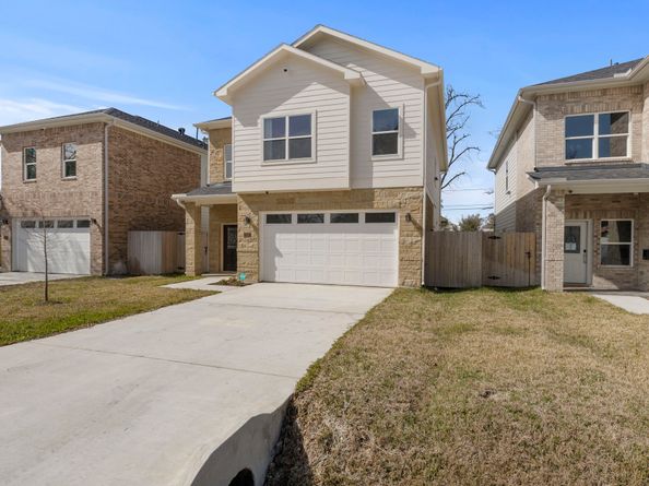 2207 Silverbonnet Street, Houston TX 77055