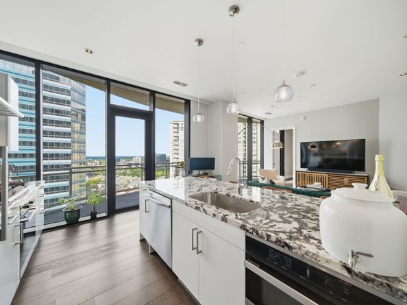 1409 Post Oak Boulevard 1903, Houston TX 77056