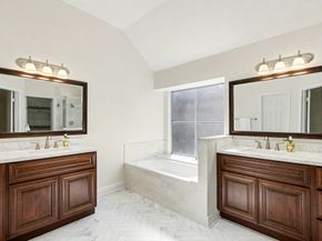 1102 Hathorn Way Drive, Houston TX 77094