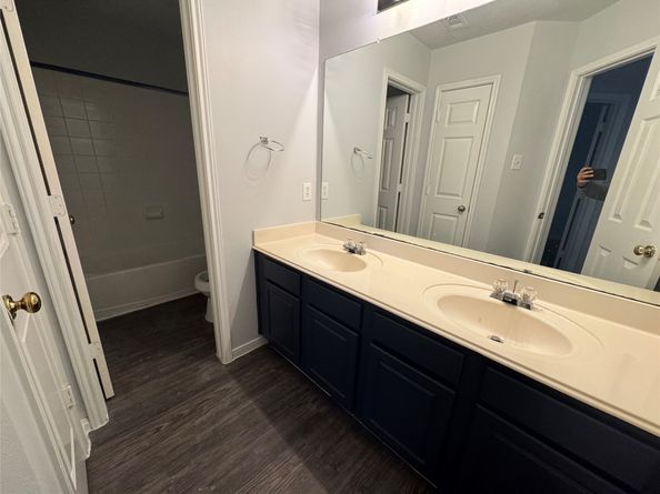 1915 Laurel Bay Drive, Houston TX 77014