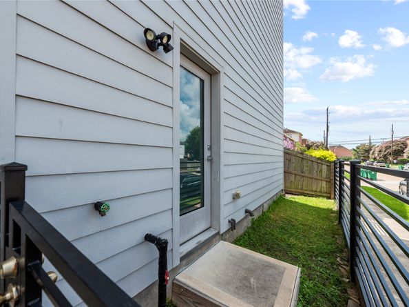 9611 Marlive Lane D, Houston TX 77025