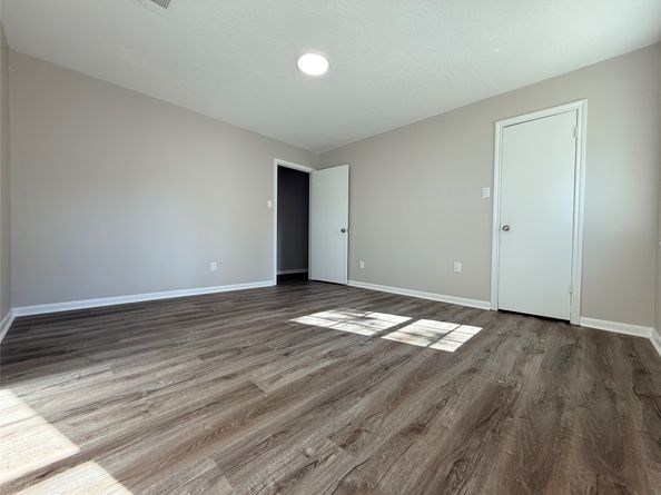 4810 Theall Road, Houston TX 77066