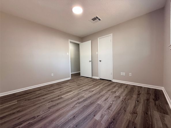 4810 Theall Road, Houston TX 77066