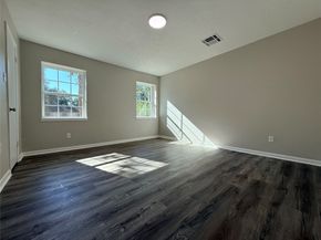 4810 Theall Road, Houston TX 77066