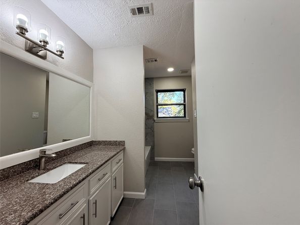 4810 Theall Road, Houston TX 77066