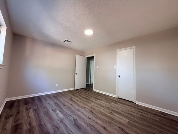 4810 Theall Road, Houston TX 77066