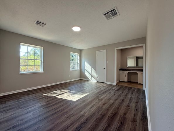 4810 Theall Road, Houston TX 77066