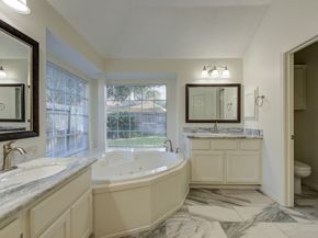 1315 Crescent Parkway Court, Houston TX 77094