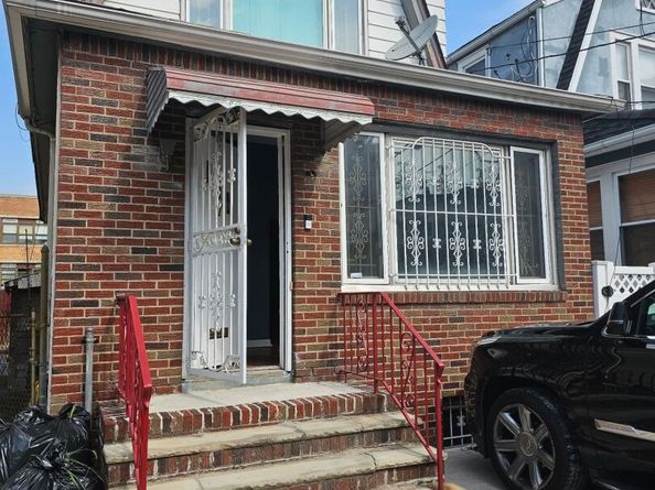 7 Casper Ct, Jersey City NJ 07305-1418