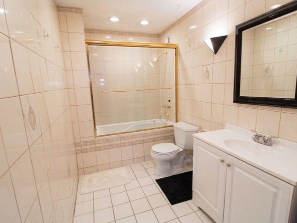108 Harmon Cove Tower, Secaucus NJ 07094