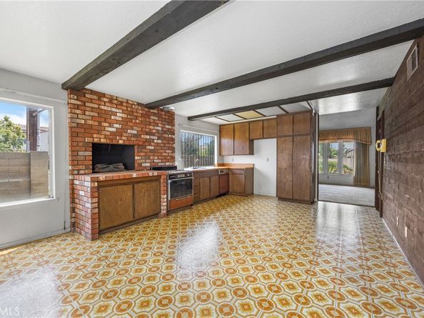 2301 N Lyon Street, Santa Ana CA 92705