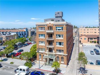 325 W 3rd Street
