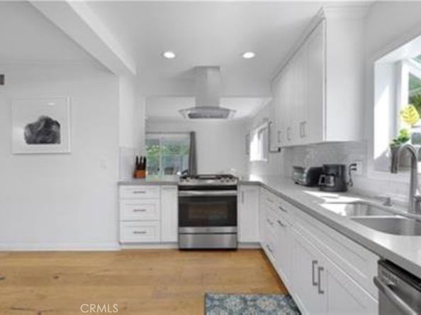 22335 Kittridge Street, Woodland Hills CA 91303