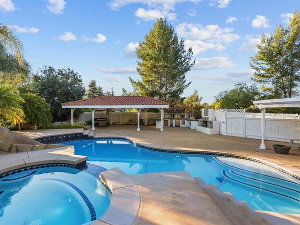 15696 Oakstand Road, Poway CA 92064