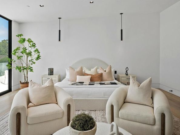 6627 Muirlands Dr, La Jolla CA 92037