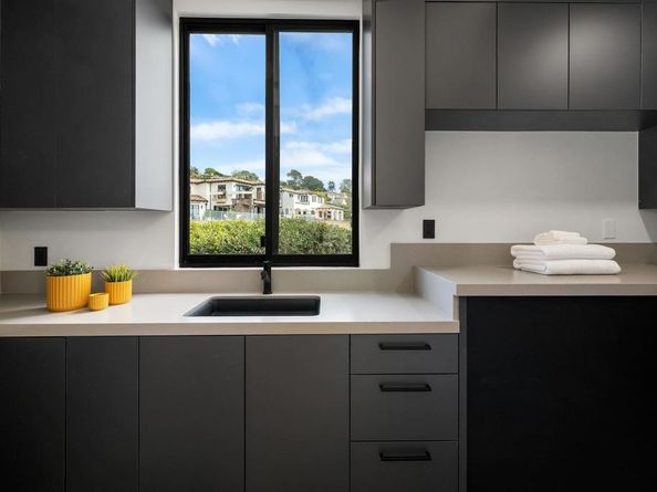 6627 Muirlands Dr, La Jolla CA 92037