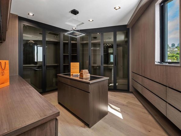 6627 Muirlands Dr, La Jolla CA 92037