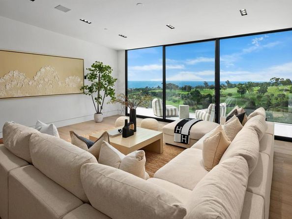 6627 Muirlands Dr, La Jolla CA 92037