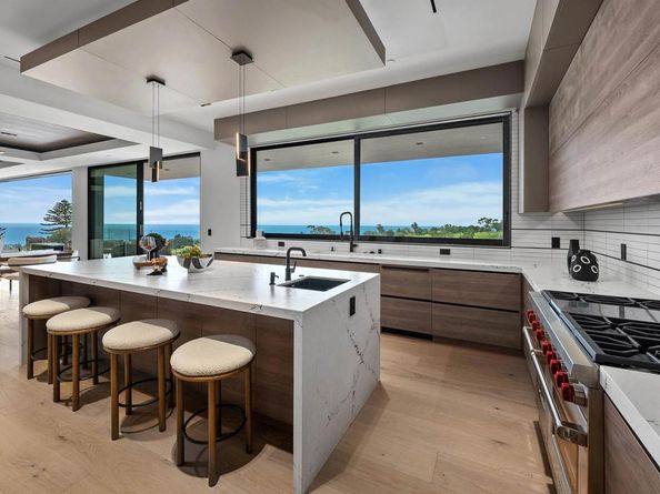 6627 Muirlands Dr, La Jolla CA 92037