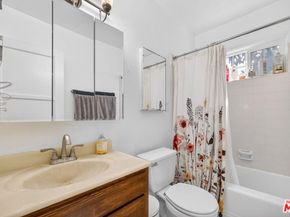 2563 Walnut Avenue, Venice CA 90291