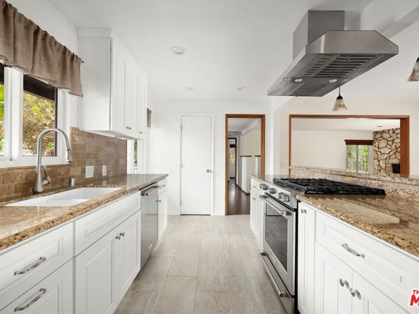 16822 Valerio Street, Lake Balboa CA 91406