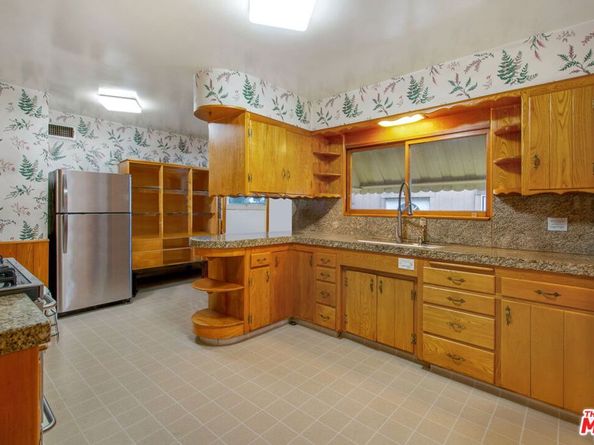 7231 Vanalden Avenue, Reseda CA 91335