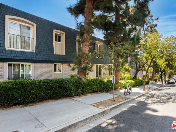 964 Larrabee Street 202, West Hollywood CA 90069