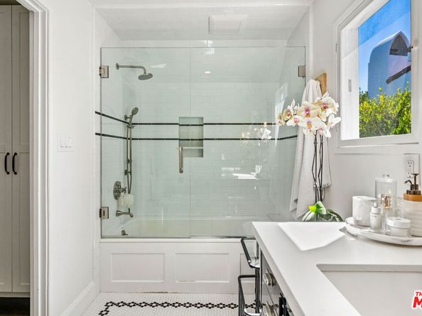 233 S Saltair Avenue, Los Angeles CA 90049