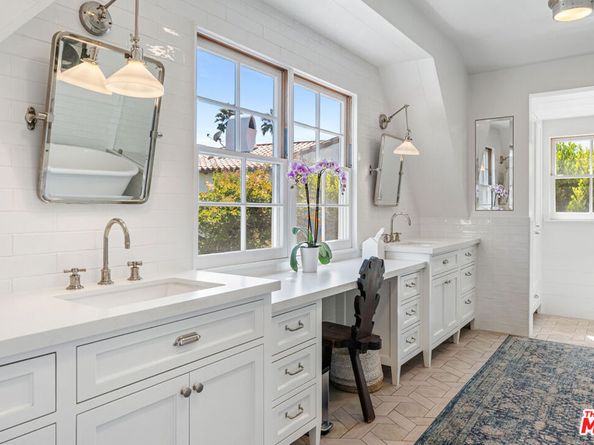 233 S Saltair Avenue, Los Angeles CA 90049