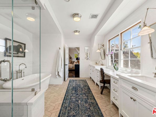 233 S Saltair Avenue, Los Angeles CA 90049