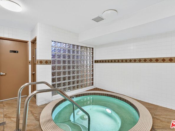 18419 Collins Street A, Tarzana CA 91356