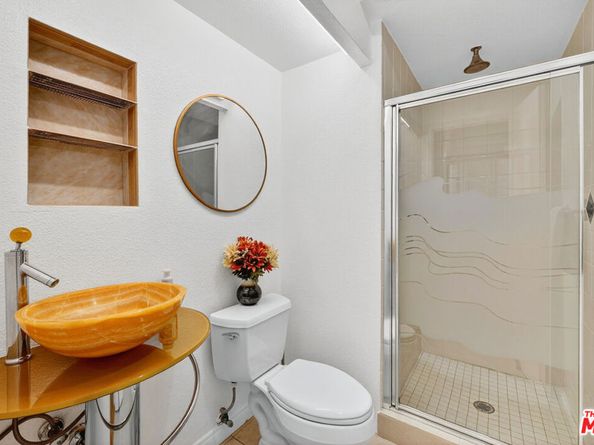 18419 Collins Street A, Tarzana CA 91356